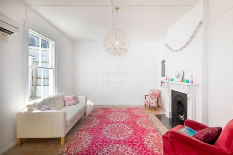 Photo of property in 27 Voelas Road, Lyttelton, 8082