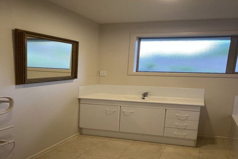 Photo of property in 4 Nottingham Place, Northcross, Auckland, 0630