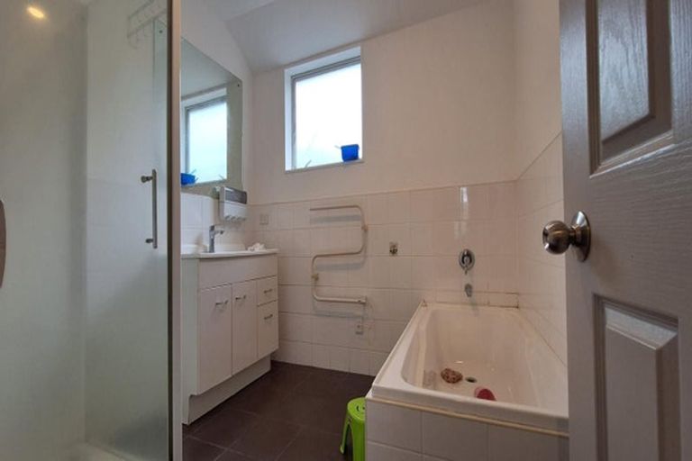 Photo of property in 3a Pittville Place, Henderson, Auckland, 0612