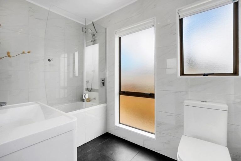 Photo of property in 2/17 Oliver Street, Point Chevalier, Auckland, 1022