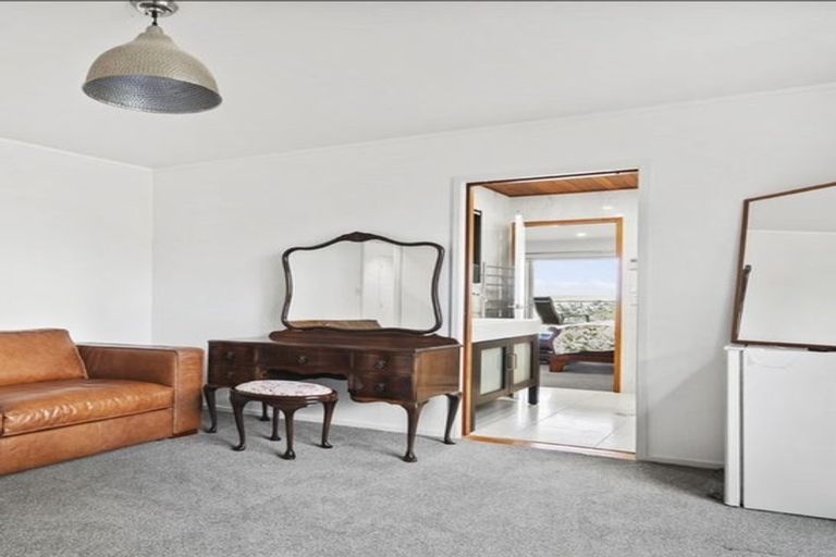 Photo of property in 80b Queen Street, Northcote Point, Auckland, 0627