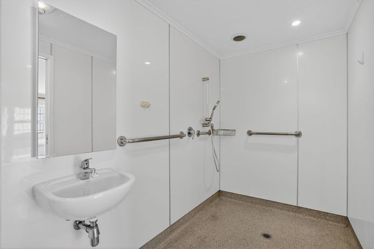 Photo of property in 2/33 Gulf View Road, Murrays Bay, Auckland, 0630