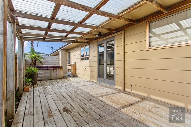 Photo of property in 2/41 Challen Close, Conifer Grove, Takanini, 2112