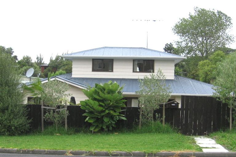 Photo of property in 2/6 Rossmore Terrace, Murrays Bay, Auckland, 0630