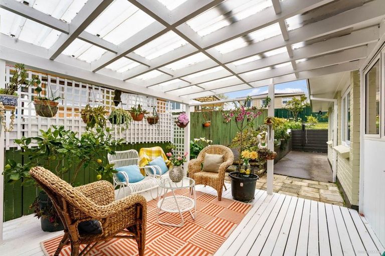 Photo of property in 14 Dalwhinnie Parade, Highland Park, Auckland, 2010