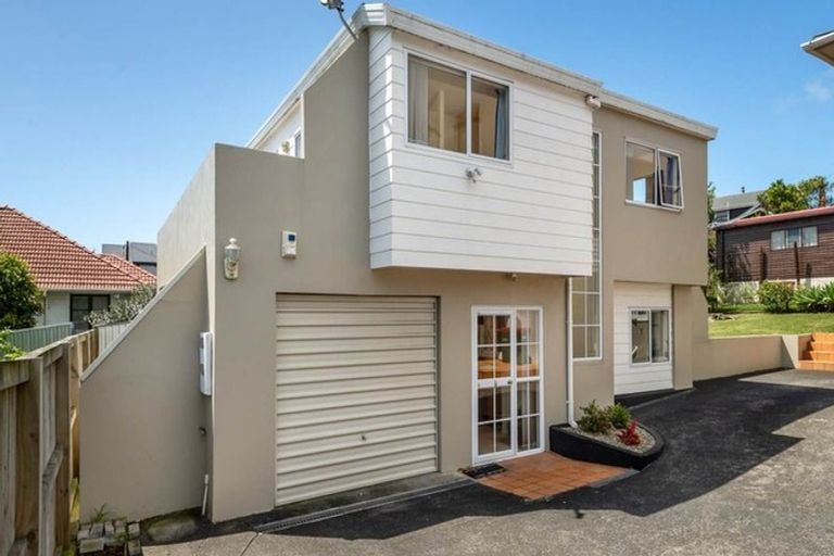 Photo of property in 2/479 Glenfield Road, Glenfield, Auckland, 0629