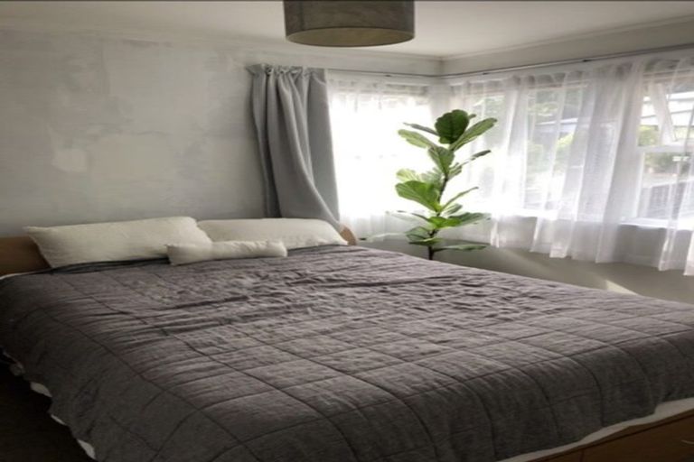 Photo of property in 8 Thuja Street, Green Bay, Auckland, 0604