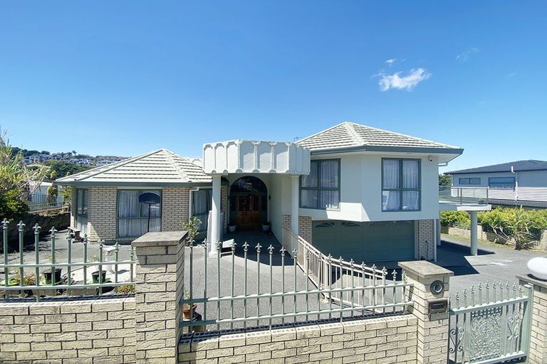 Photo of property in 12 Pistachio Place, Goodwood Heights, Auckland, 2105