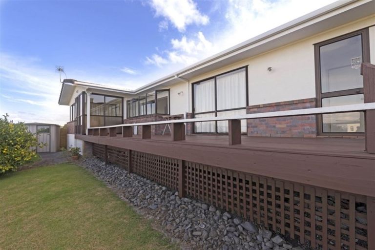 Photo of property in 3 Whiting Grove, West Harbour, Auckland, 0618