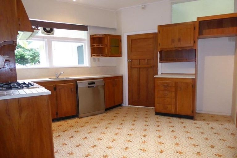 Photo of property in 22 Saint Albans Grove, Woburn, Lower Hutt, 5010