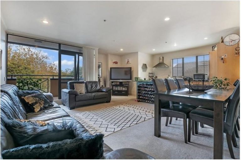 Photo of property in 1/51 Rangitoto Terrace, Milford, Auckland, 0620