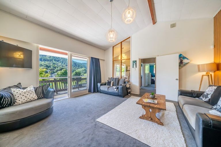 Photo of property in 34 Pinehaven Road, Pinehaven, Upper Hutt, 5019