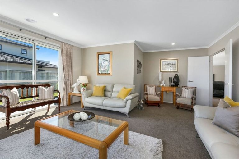 Photo of property in 86 Queen Charlotte Drive, Aotea, Porirua, 5024