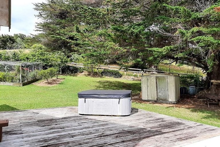 Photo of property in 15 Te Henga Road, Waitakere, Henderson, 0781