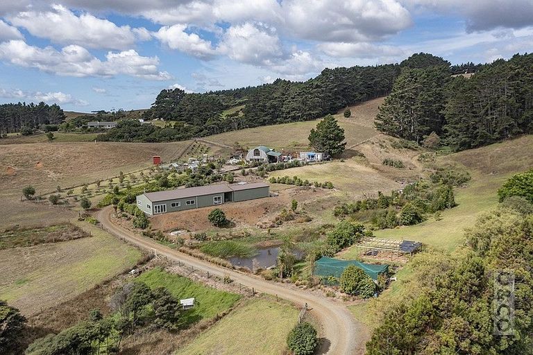 Photo of property in 231 Taiapa Road, Muriwai, Waimauku, 0881