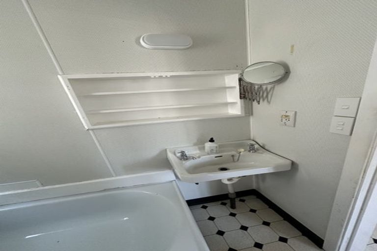 Photo of property in 75 Apu Crescent, Lyall Bay, Wellington, 6022