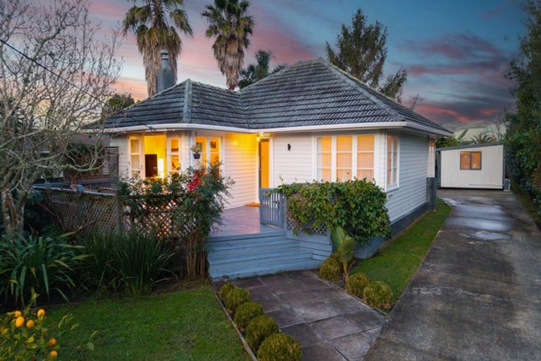 Photo of property in 9 Devon Street, Te Atatu South, Auckland, 0610