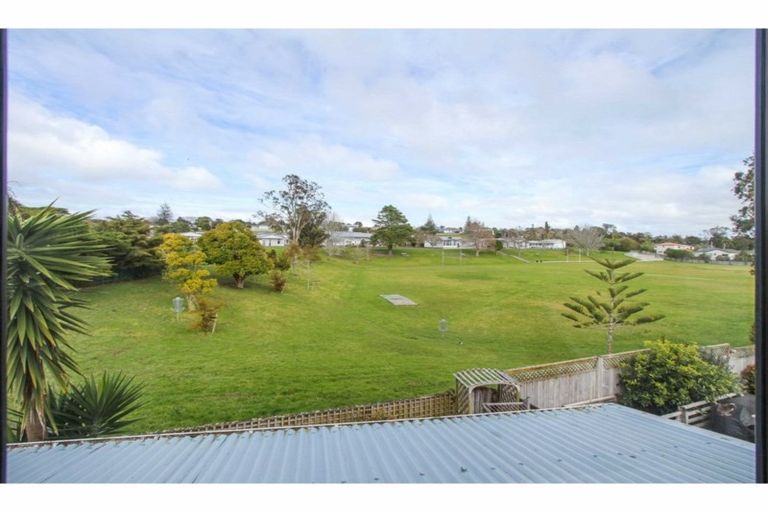Photo of property in 2/28 Fairdale Place, Birkdale, Auckland, 0626
