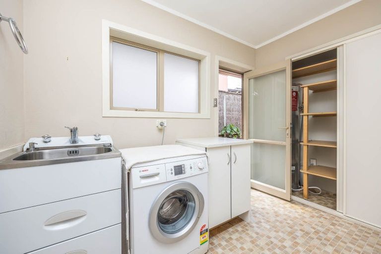 Photo of property in 9a Pendene Place, Forrest Hill, Auckland, 0620