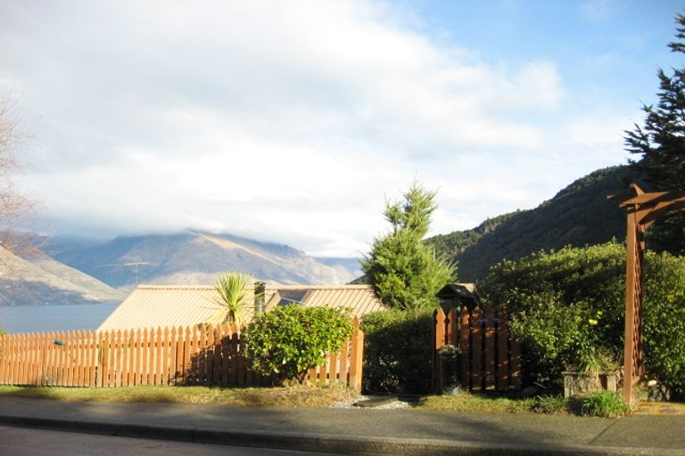 Photo of property in 28 Mackinnon Terrace, Sunshine Bay, Queenstown, 9300