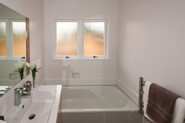 Photo of property in 3/166 East Coast Road, Forrest Hill, Auckland, 0620