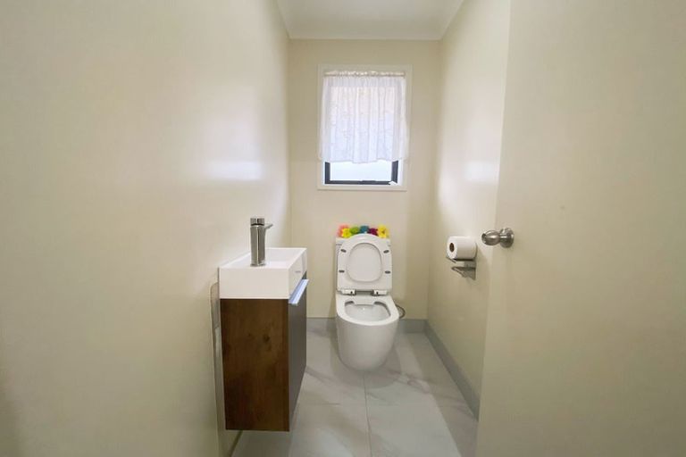 Photo of property in 21 Claywest Place, Glen Eden, Auckland, 0602