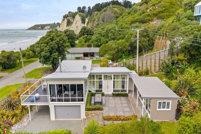 Photo of property in 16 Cathedral Road, Gore Bay, Cheviot, 7383