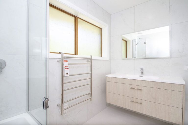 Photo of property in 1/2 Sylvan Avenue, Northcote, Auckland, 0627