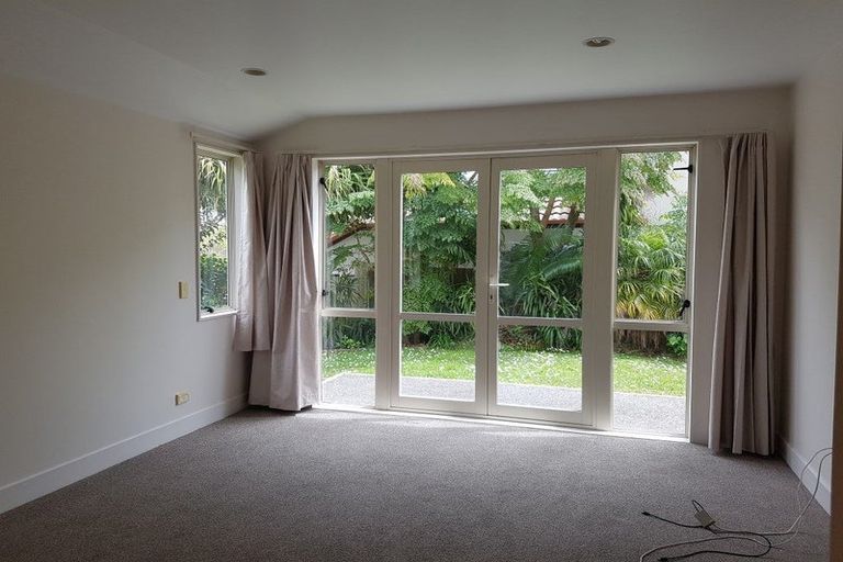 Photo of property in 2/5 Kenmure Avenue, Forrest Hill, Auckland, 0620