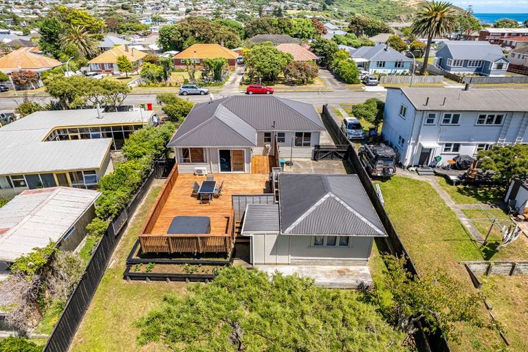 Photo of property in 25 Kapiti Crescent, Titahi Bay, Porirua, 5022