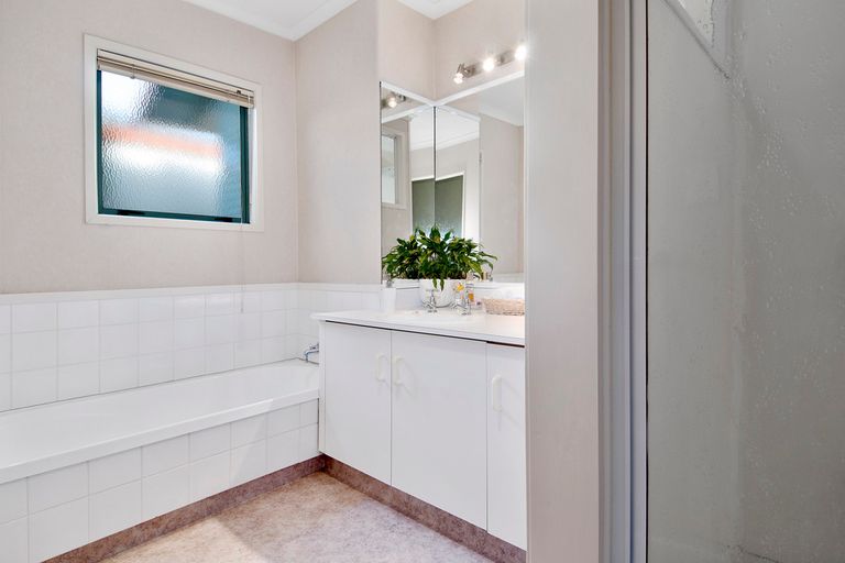 Photo of property in 10 Meadowviews Drive, Welcome Bay, Tauranga, 3112