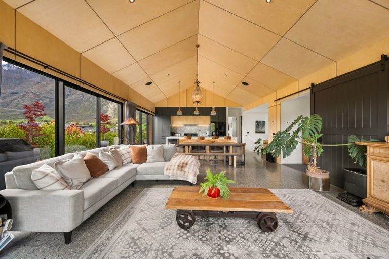 Photo of property in 37 Pendeen Crescent, Jacks Point, Queenstown, 9371