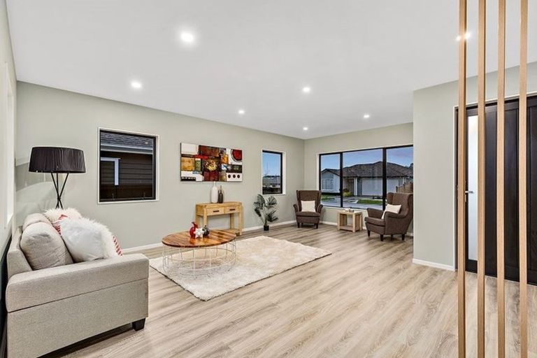 Photo of property in 10 Vinistra Road, Kumeu, 0810