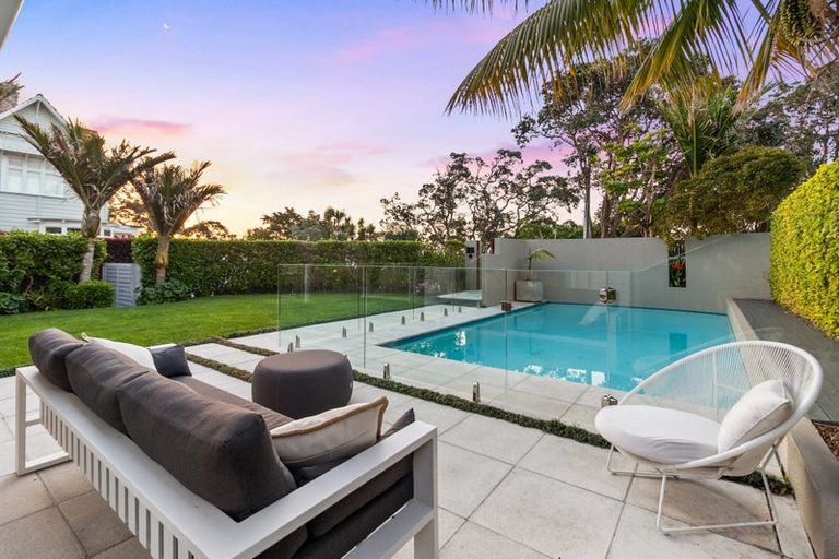 Photo of property in 32 Raymond Street, Point Chevalier, Auckland, 1022