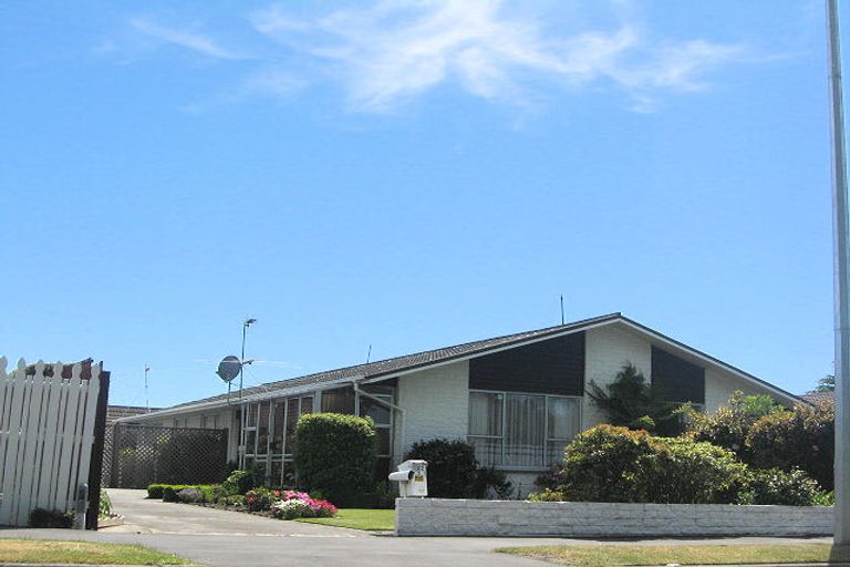 Photo of property in 2/122 Lake Terrace Road, Burwood, Christchurch, 8061