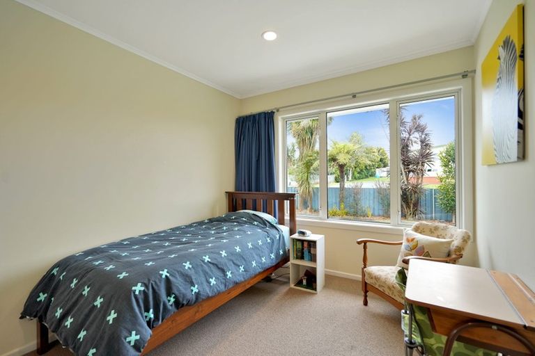 Photo of property in 14 Harbour View Road, Te Atatu Peninsula, Auckland, 0610