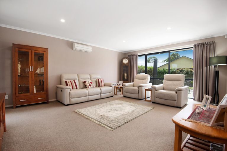 Photo of property in 20 Chestnut Close, Kelvin Grove, Palmerston North, 4414