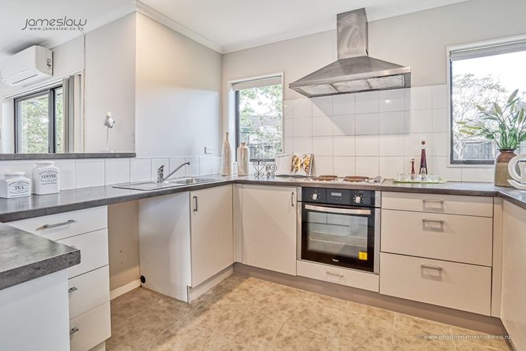 Photo of property in 2 Hamblyn Place, Ranui, Auckland, 0612