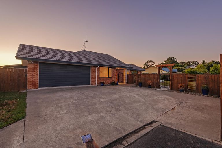 Photo of property in 20 Chestnut Close, Kelvin Grove, Palmerston North, 4414