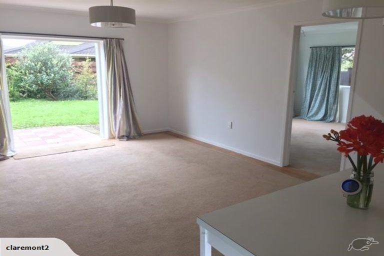 Photo of property in 24 Holdaway Avenue, Northcote, Auckland, 0627