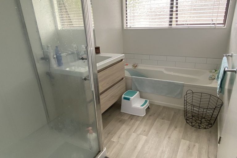 Photo of property in 33 Riversdale Drive, Merrilands, New Plymouth, 4312