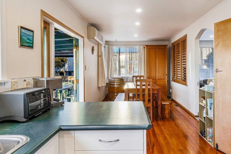 Photo of property in 18 Lavelle Road, Henderson, Auckland, 0612