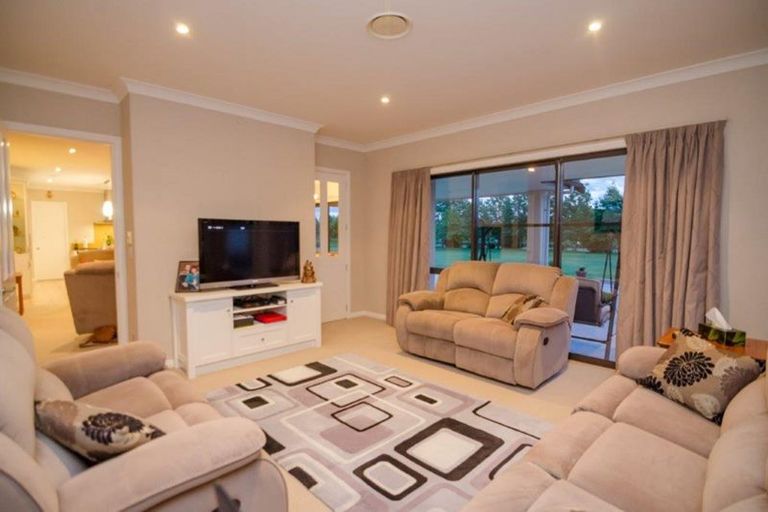 Photo of property in 6 Eagle Place, Martinborough, 5711