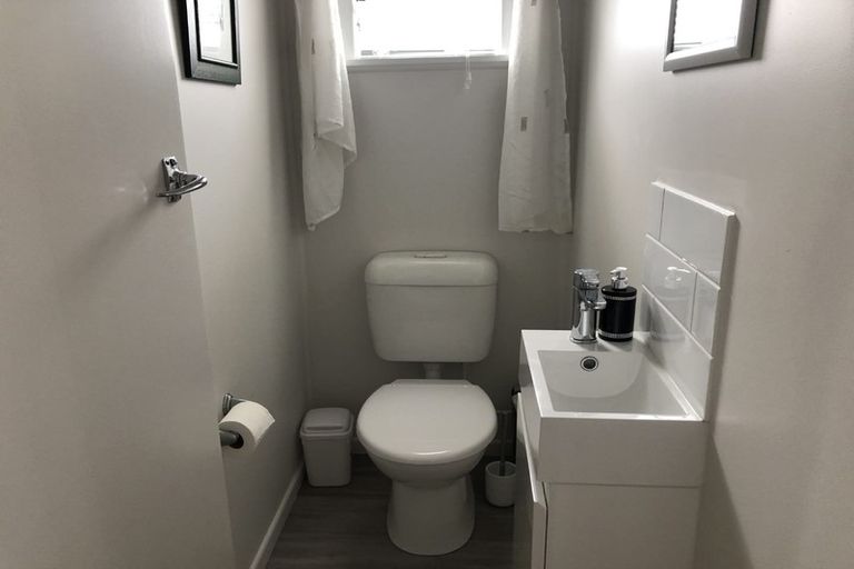 Photo of property in 2/159 Carlisle Road, Northcross, Auckland, 0632