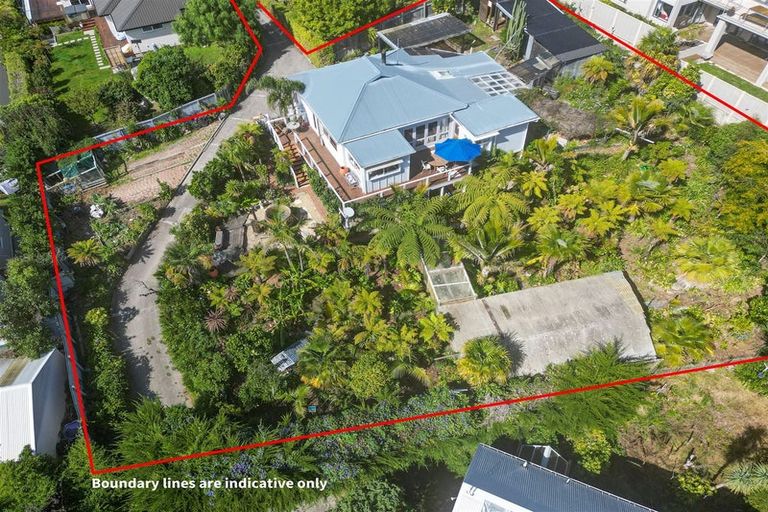 Photo of property in 84 Moncks Spur Road, Redcliffs, Christchurch, 8081