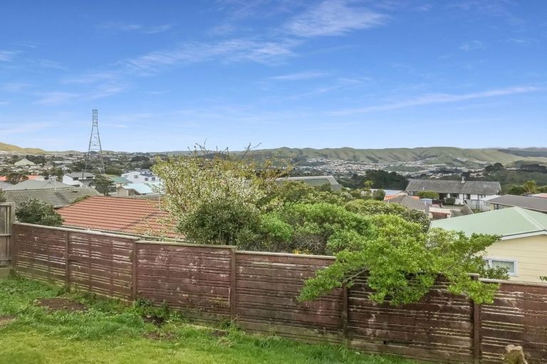 Photo of property in 15a Bayswater Place, Newlands, Wellington, 6037