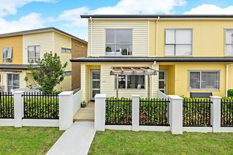 Photo of property in 28/11 Ray Small Drive, Papakura, 2110