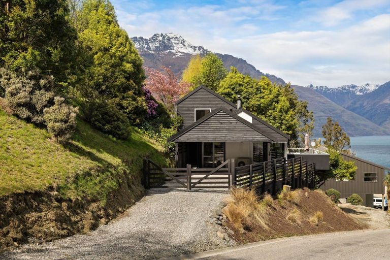 Photo of property in 12 Mackinnon Terrace, Sunshine Bay, Queenstown, 9300