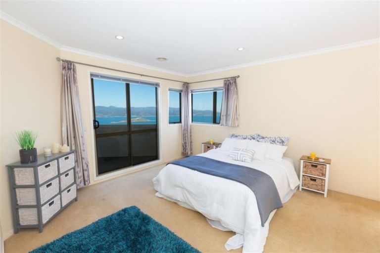 Photo of property in 42 Dress Circle, Newlands, Wellington, 6037