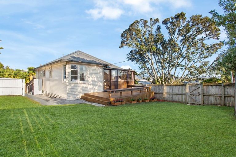 Photo of property in 79 Awaroa Road, Sunnyvale, Auckland, 0612